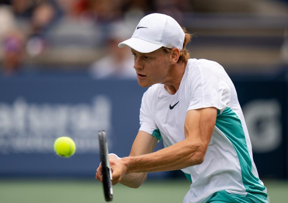 Sinner gana la gran batalla ante Djokovic en Turín