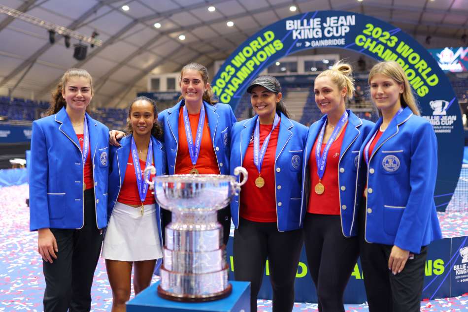 Las chaquetas azules que recibieron las jugadoras de Canadá campeonas de la Billie Jean King Cup
