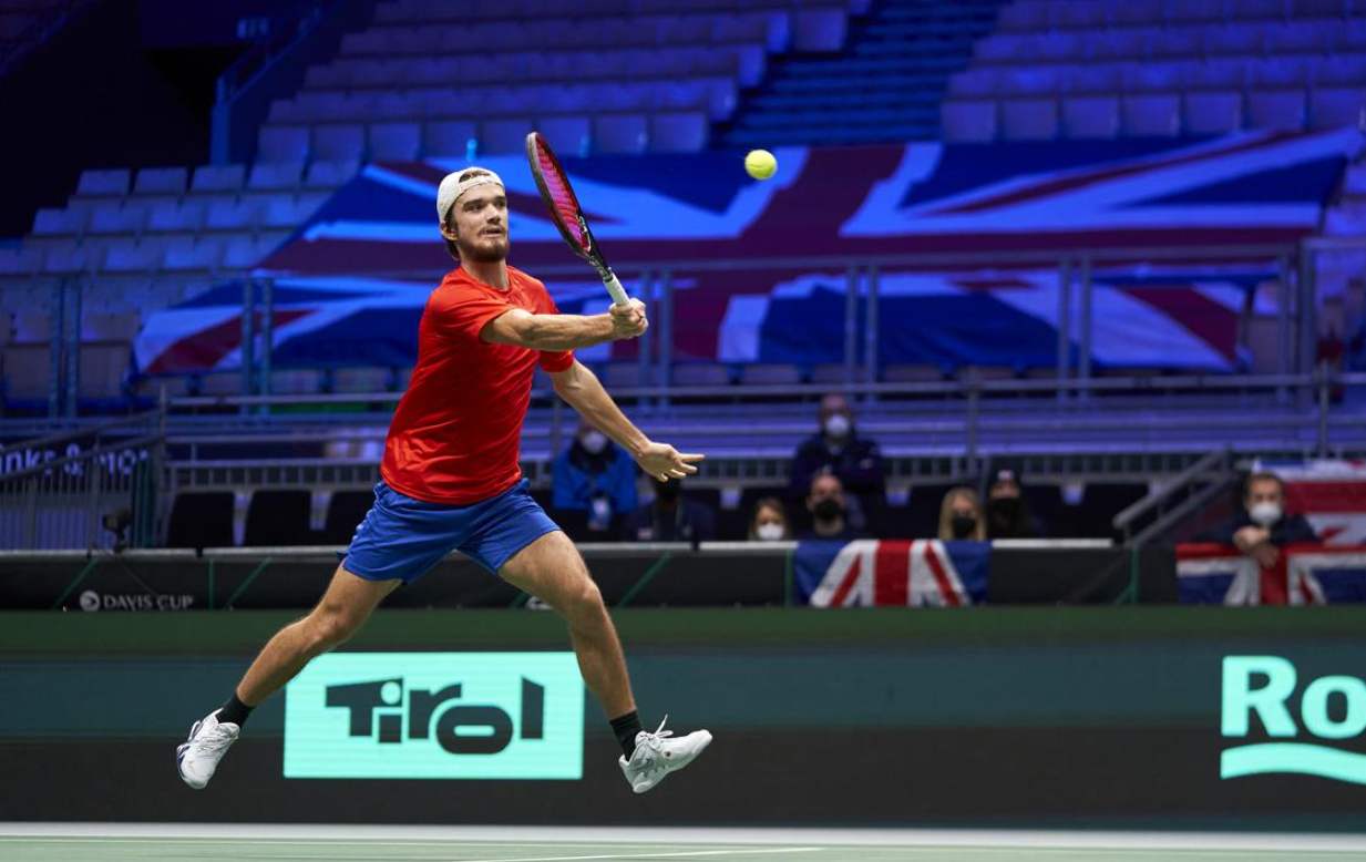 Machac saca su mejor tenis para adelantar a su país