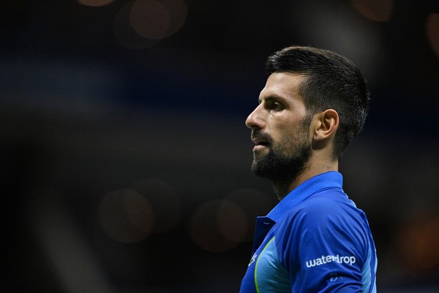 Djokovic sufre pero sigue adelante en París Bercy