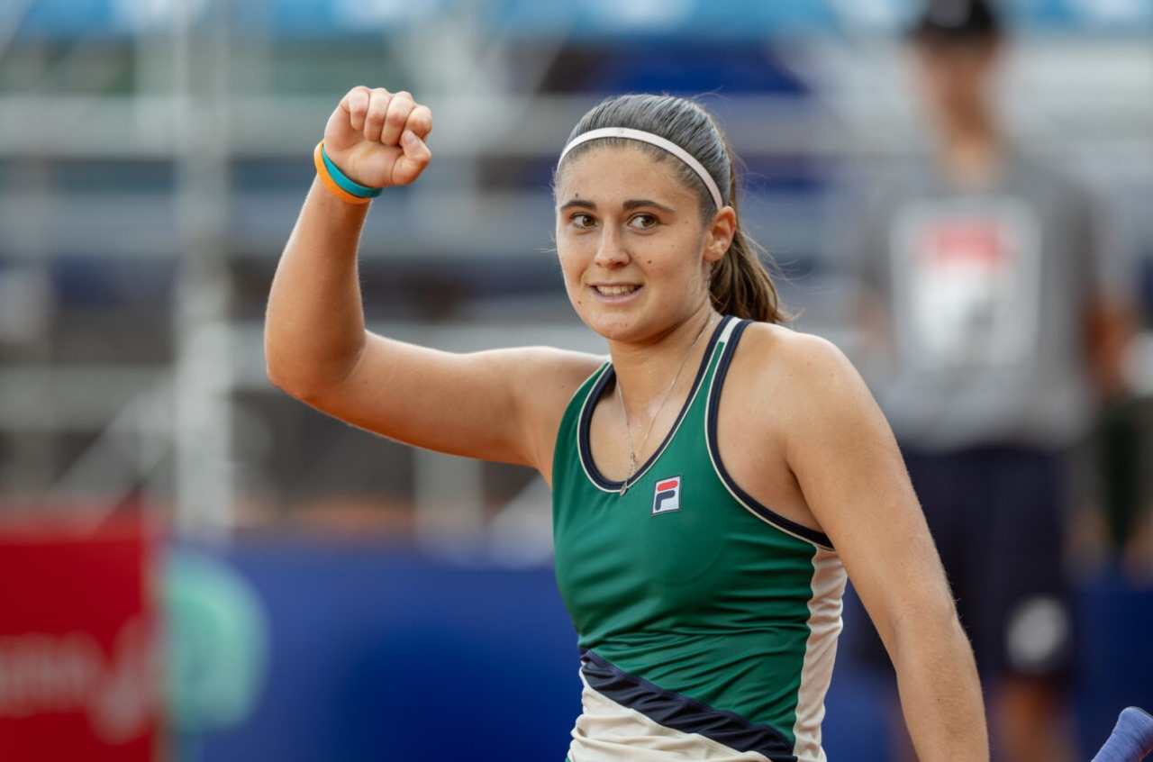 Riera remonta para sumar su primera victoria en Brisbane