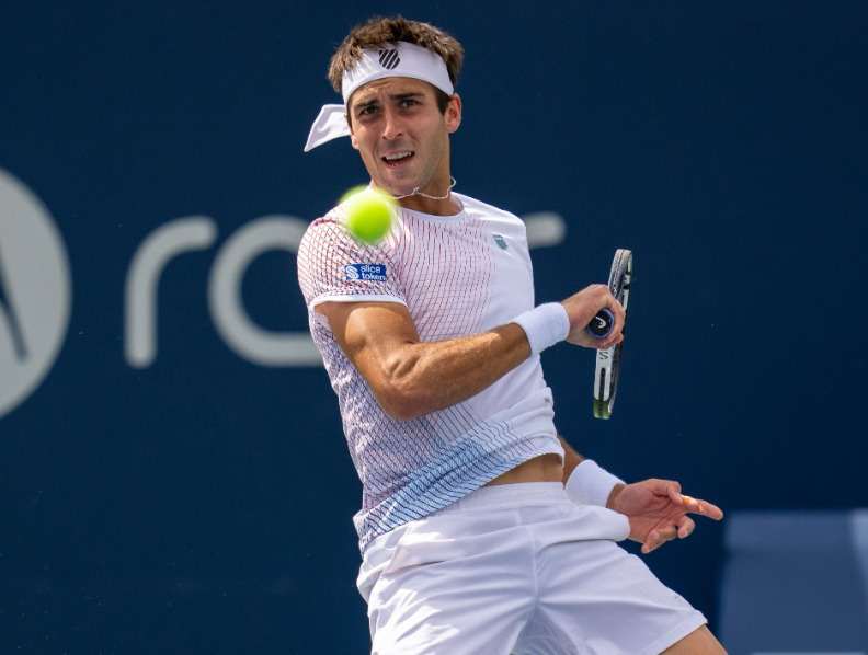 Etcheverry da un paso de gigante al ganar a Monfils