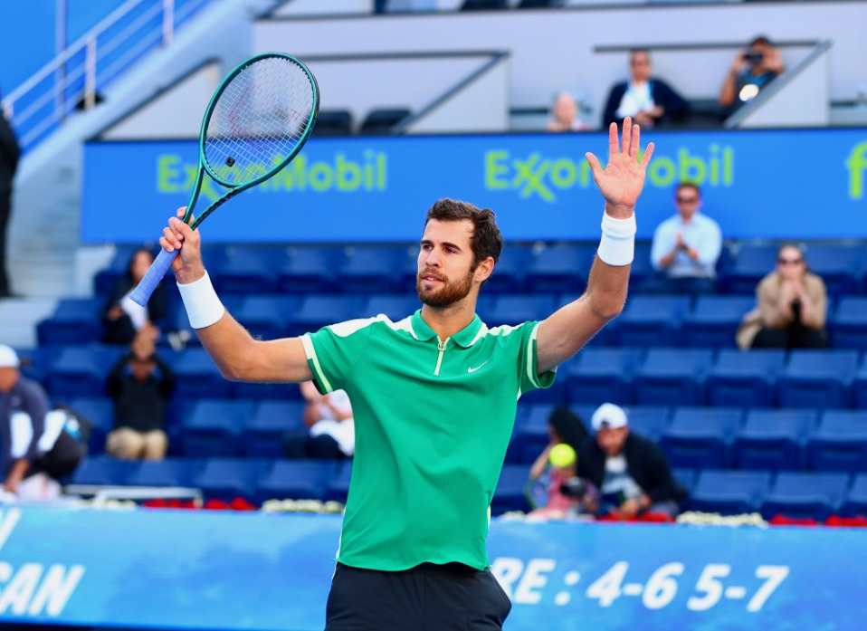 Khachanov avanza en sets corridos en Doha