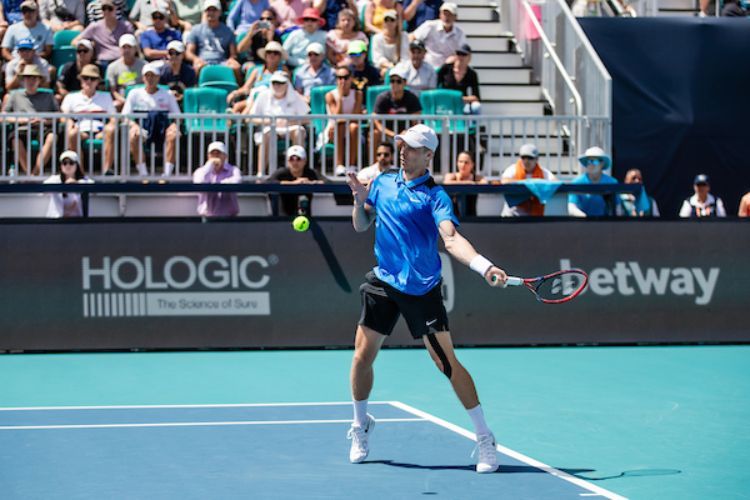 Shapovalov sorprende a Tsitsipas en el Miami Open