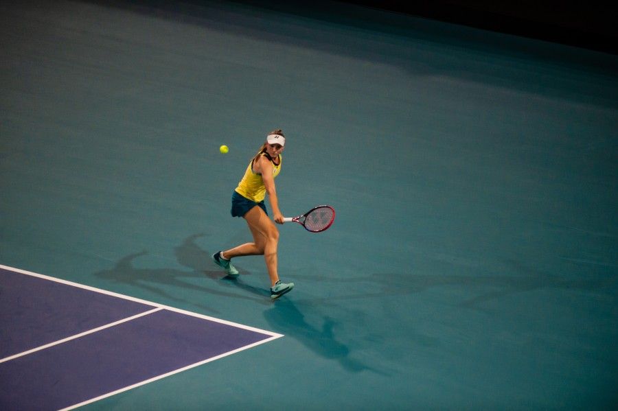 Rybakina trabajó para vencer a Sakkari y meterse en semifinales