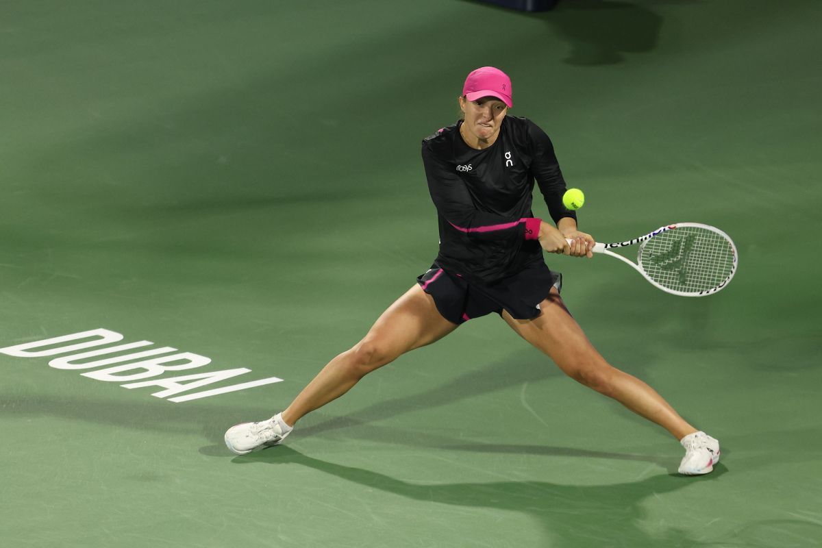 Swiatek aprovecha el retiro de Wozniacki para avanzar a semifinales en Indian Wells