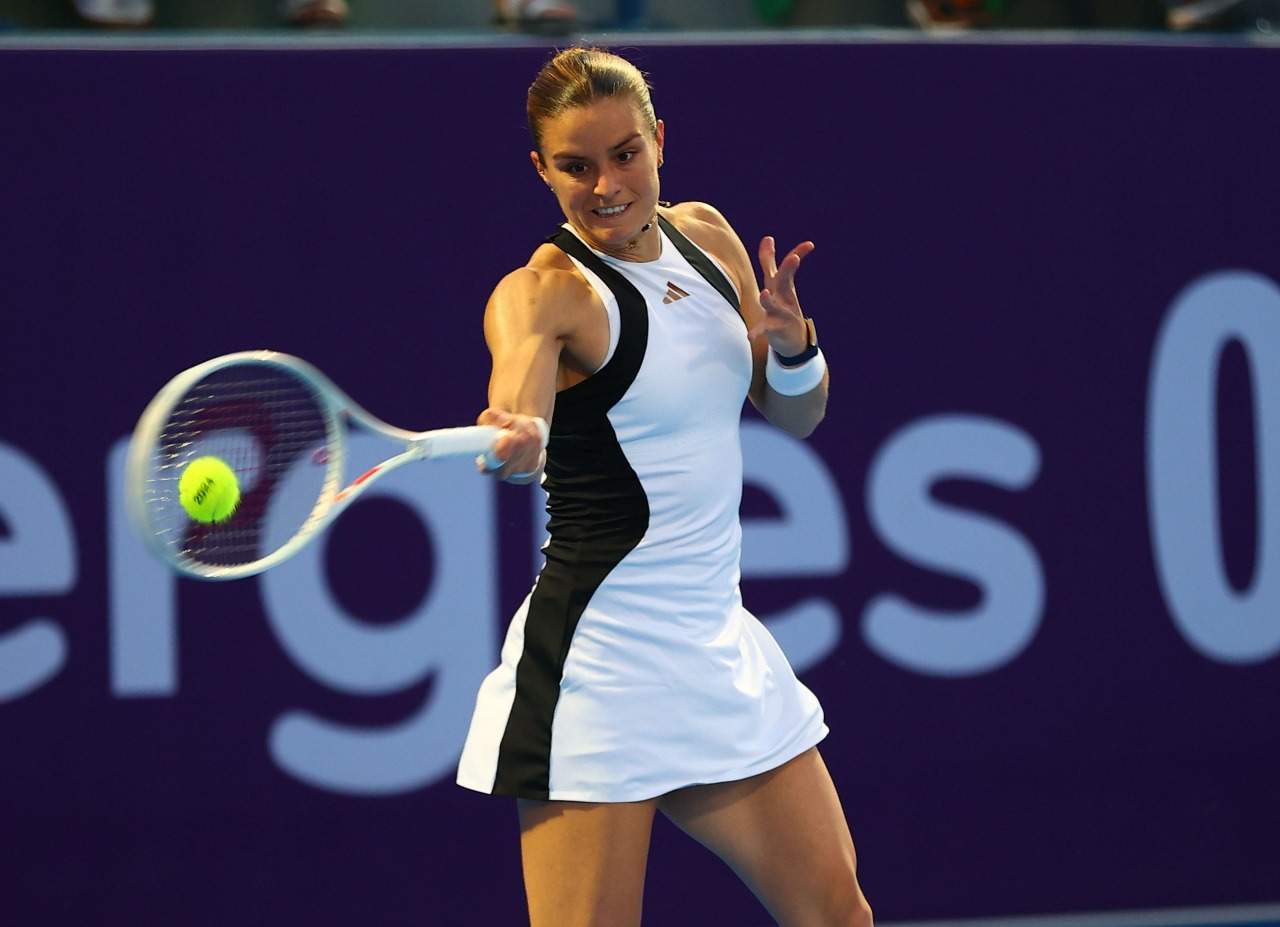 Sakkari sufre para ser cuartofinalista de Indian Wells