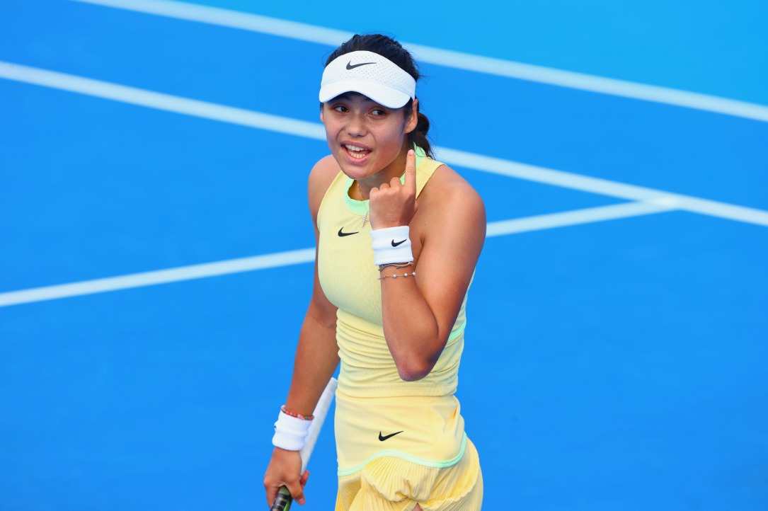 Raducanu avanza rápidamente en Indian Wells por retirada de Yastresmka