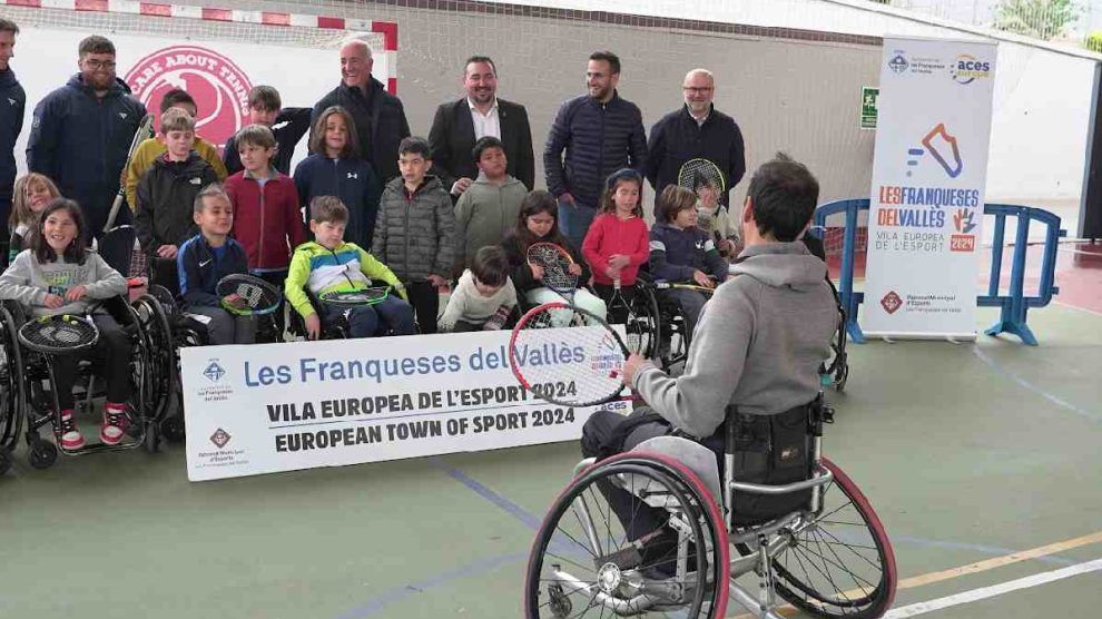 Alumnos escuela tenis Els Gorchs sesión tenis silla