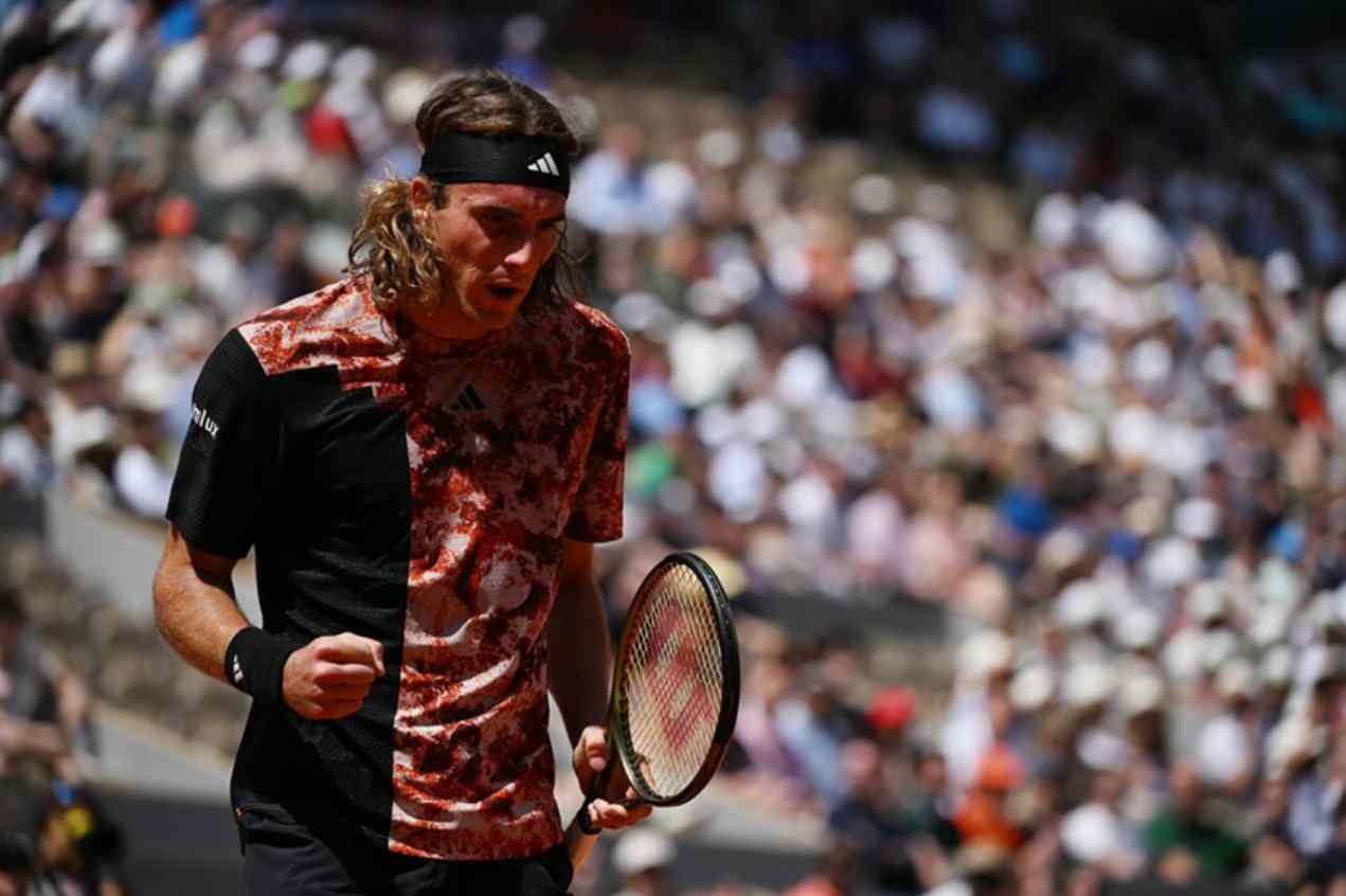 La lluvia trajo un rayo: Tsitsipas pisa fuerte en Roland Garros