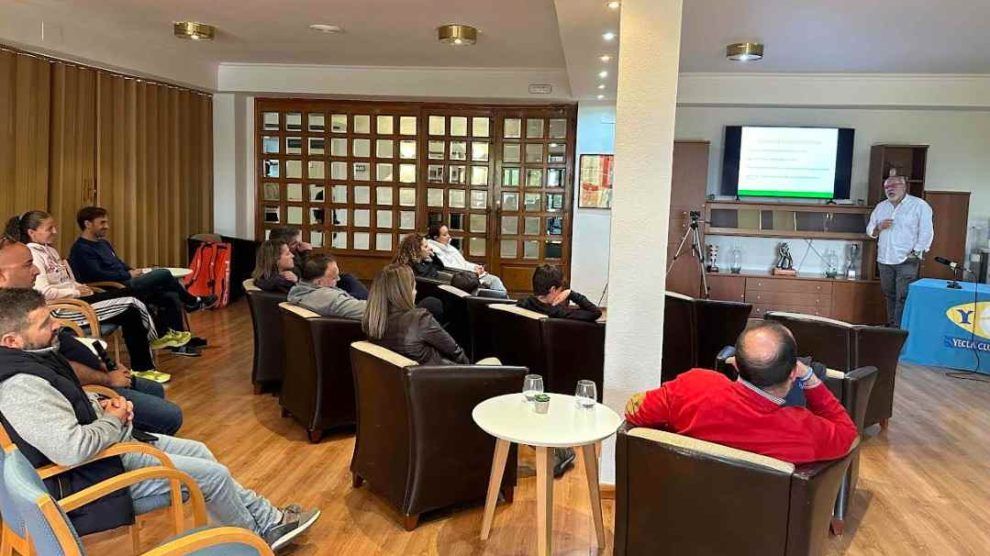 charla pautas psicológicas jóvenes tenistas itf yecla