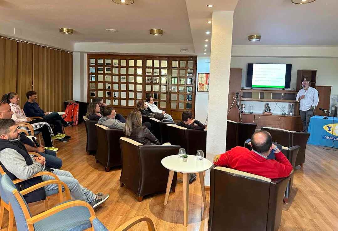 charla pautas psicológicas jóvenes tenistas itf yecla