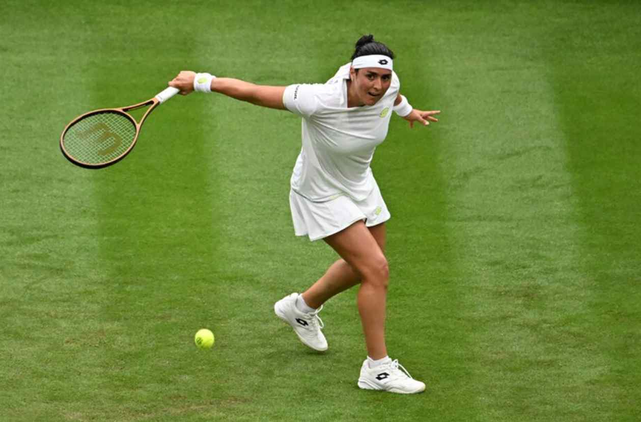 La excelencia de Jabeur se mantiene sobre el césped británico