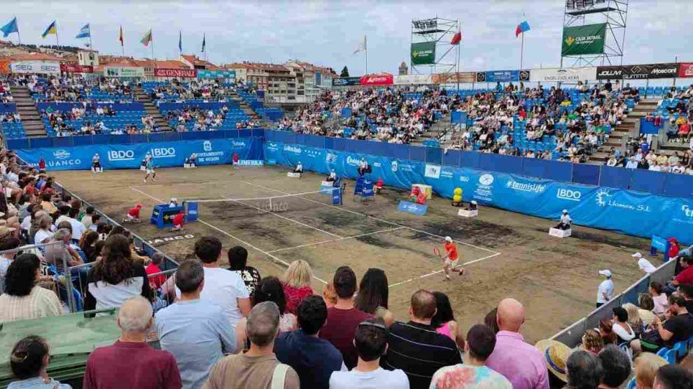 Frenéticos partidos Torneo Tenis Playa Luanco
