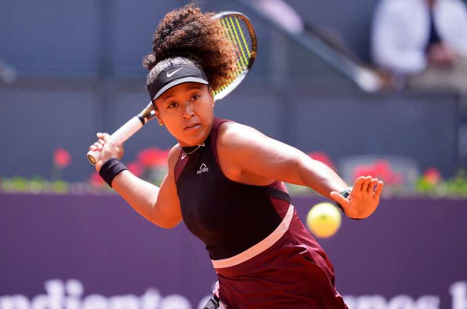 Osaka supera un partido a puro drama en el césped inglés