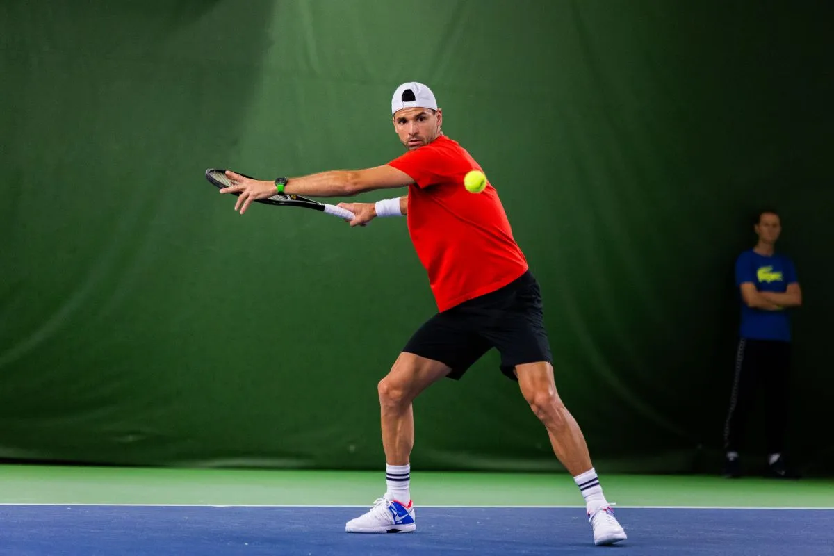 Dimitrov ejerce su jerarquía en el debut en Estocolmo