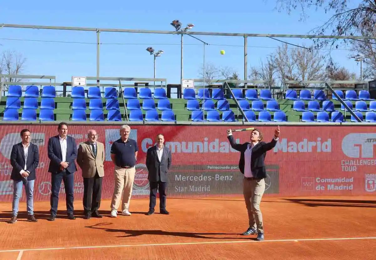 tome hace el saque de honor en el atp challenger de madrid