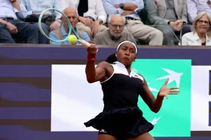 gauff hace saltar las chispas estoy aquí sentada con el trofeo