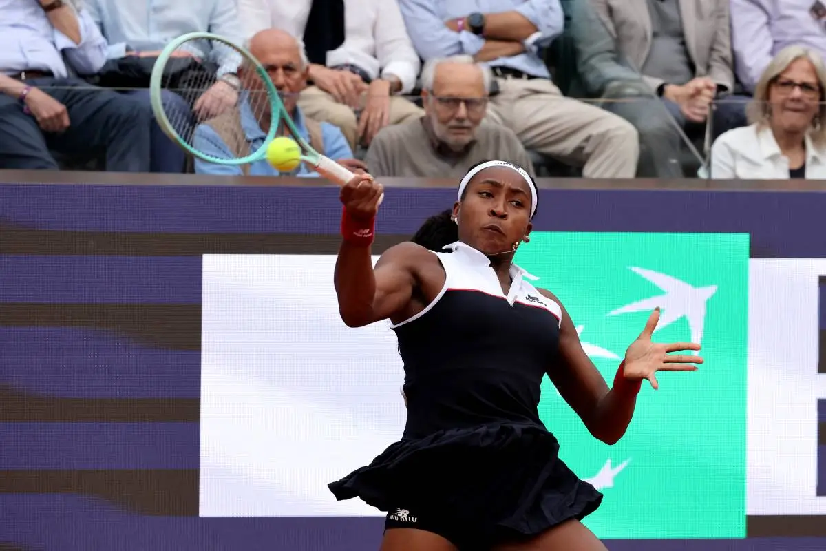 gauff hace saltar las chispas estoy aquí sentada con el trofeo