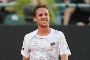 Sin opciones: Carballés no puede con el poderío de De Miñaur en Wimbledon