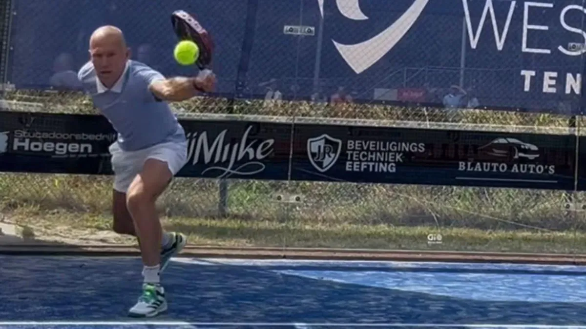 Arjen Robben debuta en el pádel profesional
