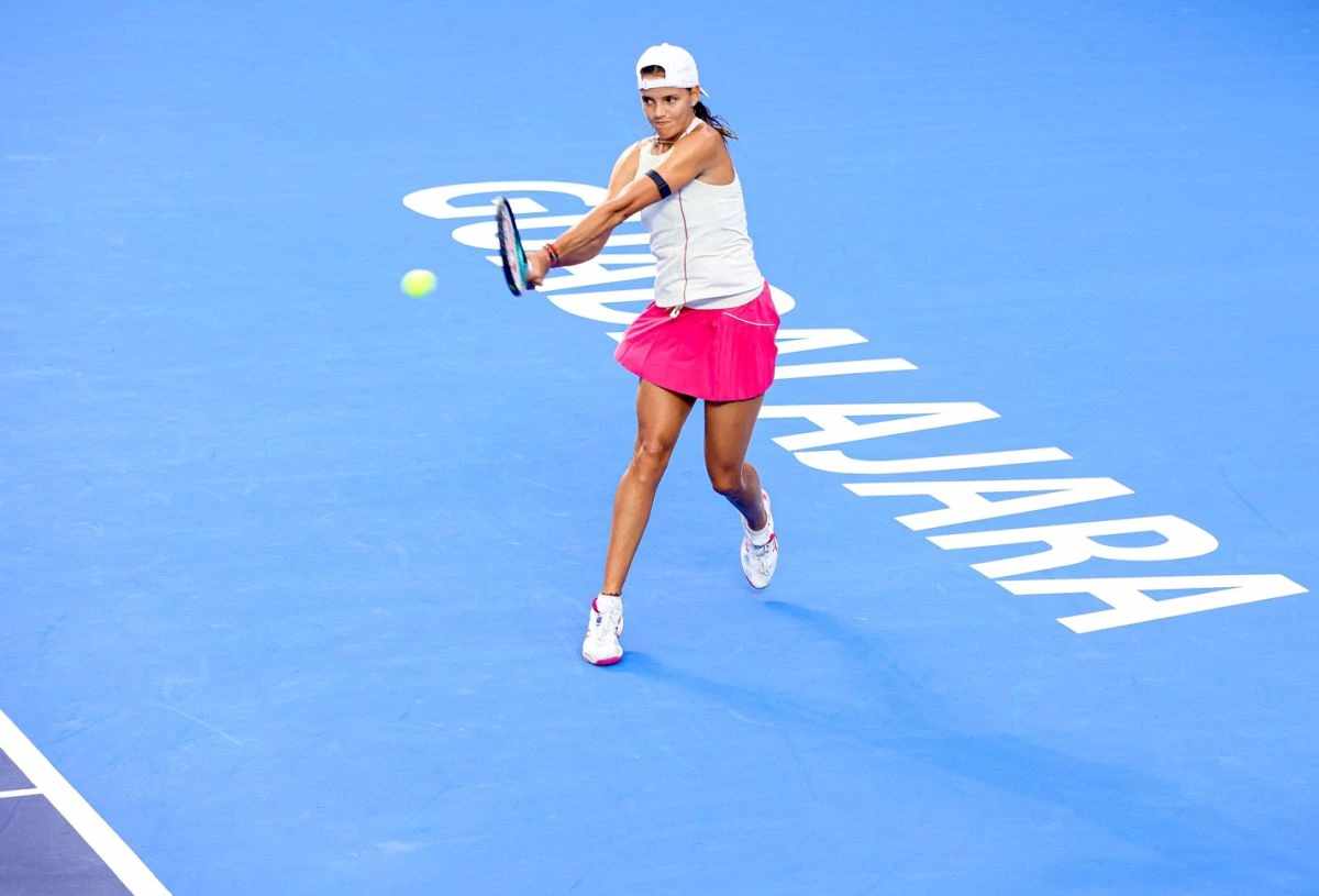 Volando a cuartos: Arango despliega sus cualidades en Guadalajara 9 arango hunter wta guadalajara 2025