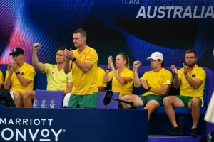 lleyton hewitt es sancionado por empujar a un oficial antidopaje durante la copa davis