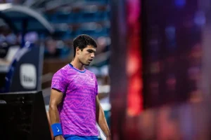 Jornada negra en París: Alcaraz se desconoce y queda eliminado