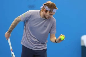 Remontada e ilusión: Bublik desbarata los planes de De Miñuar en París