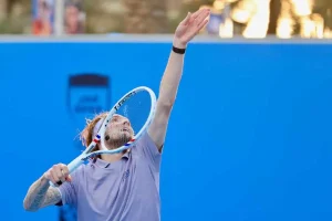 Bublik se luce con su repertorio y brilla en París