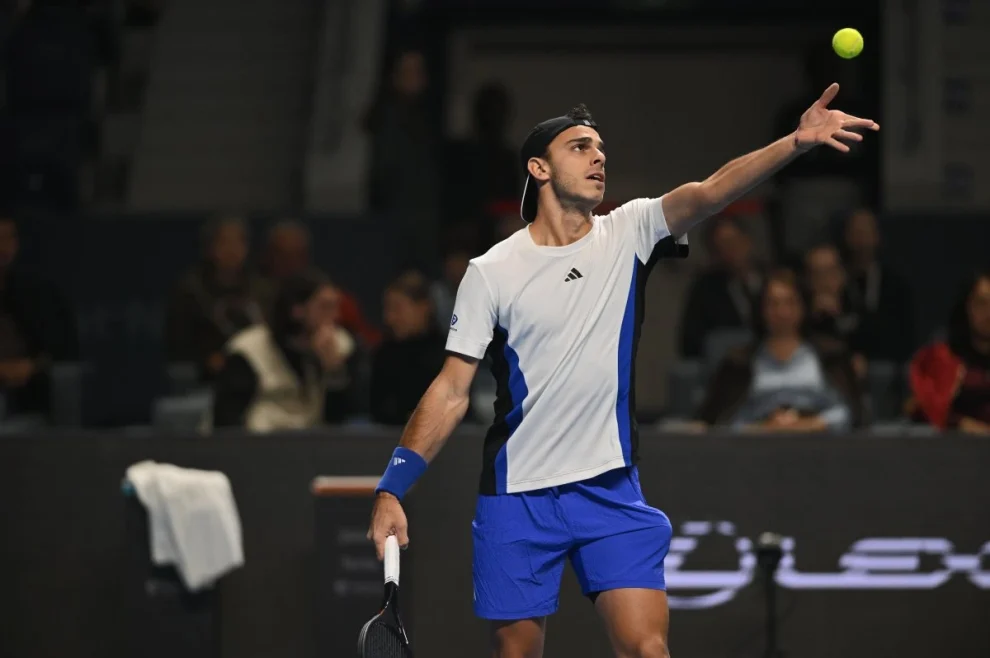 Cerúndolo maniobra en un mar de complicaciones y se mantiene con vida en París 1 cerúndolo kecmanovic atp parís 2025