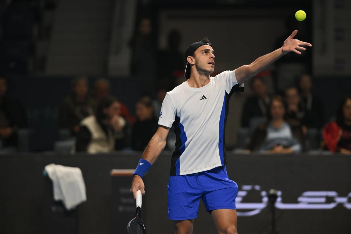 Cerúndolo maniobra en un mar de complicaciones y se mantiene con vida en París