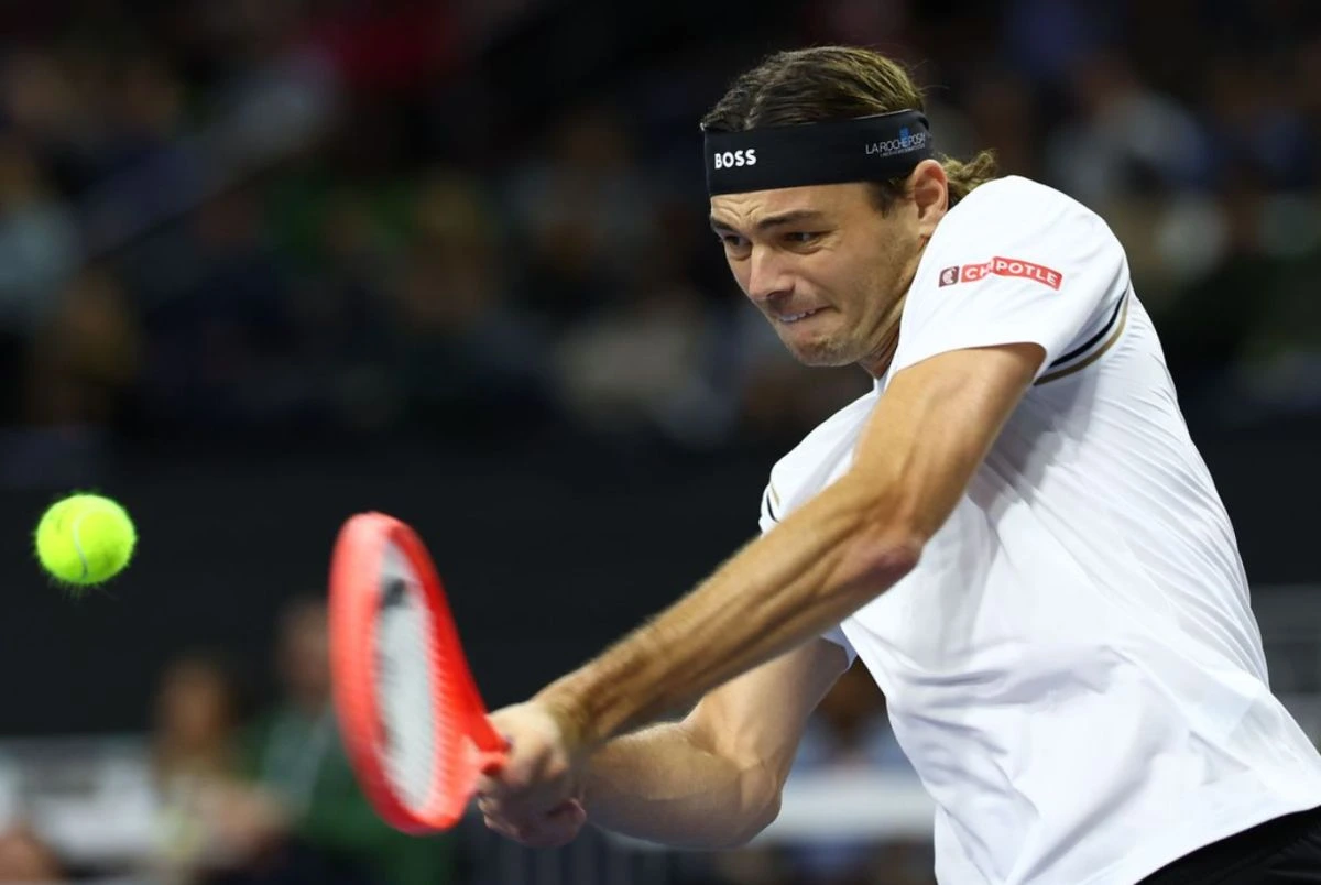 Fritz suma otra victoria ante Zverev y progresa en la exhibición de Riad