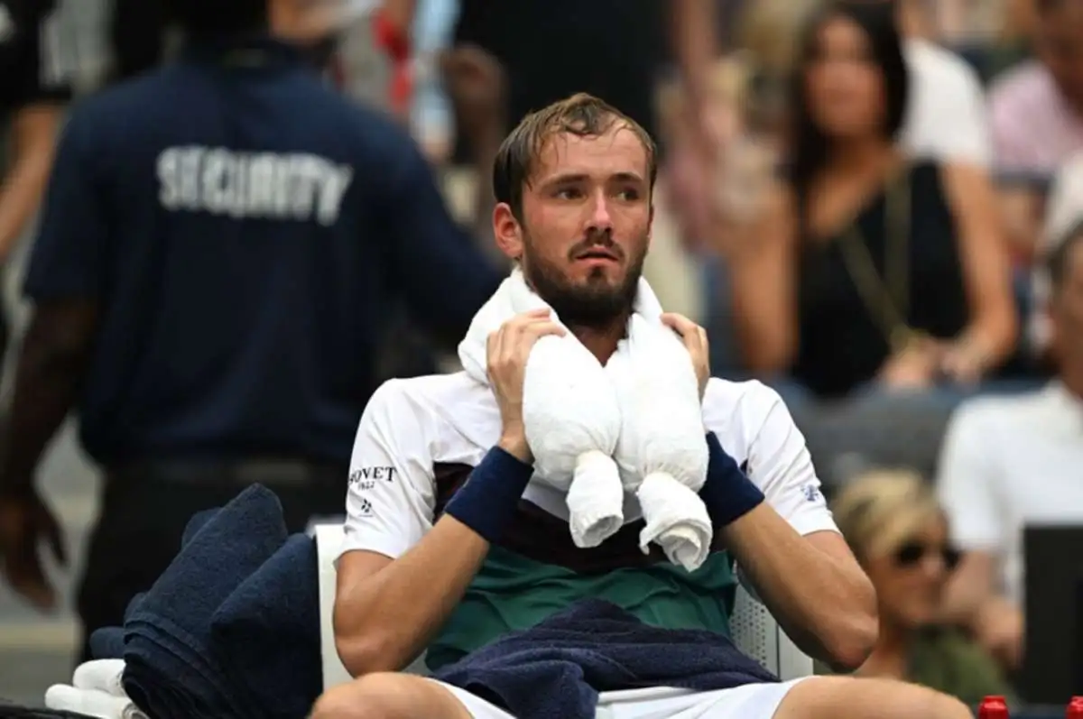 la atp se disculpa con medvedev y le retira la multa de pekin