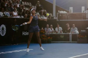 Ann Li pone su firma en el trofeo del WTA Guangzhou