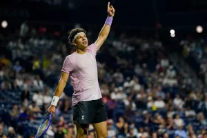 Shelton impone su potencia y vuela en París