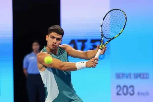 De menos a más: Alcaraz supera una prueba de fuego en el Nitto ATP Finals