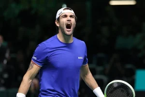 El campeón avanza con autoridad: Italia mete miedo en la Copa Davis