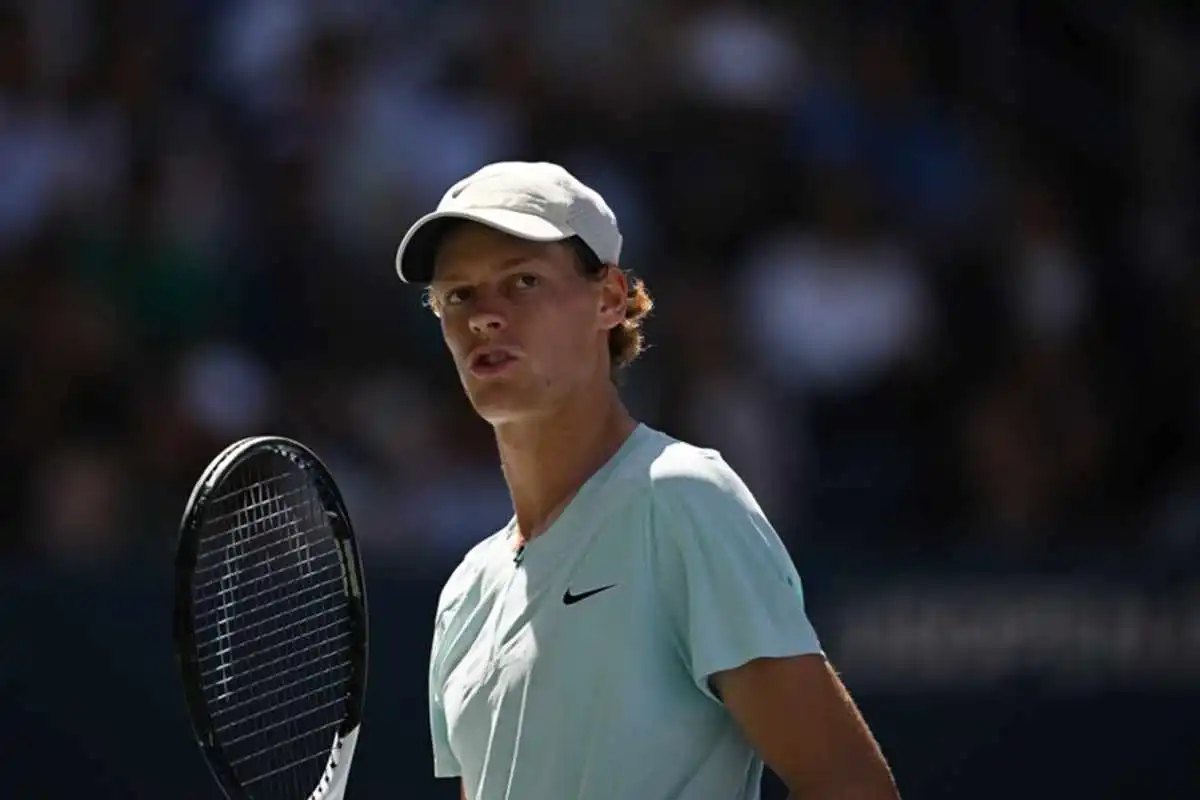 Sinner asegura el primer lugar de su grupo en el Nitto ATP Finals y mantiene su ilusión