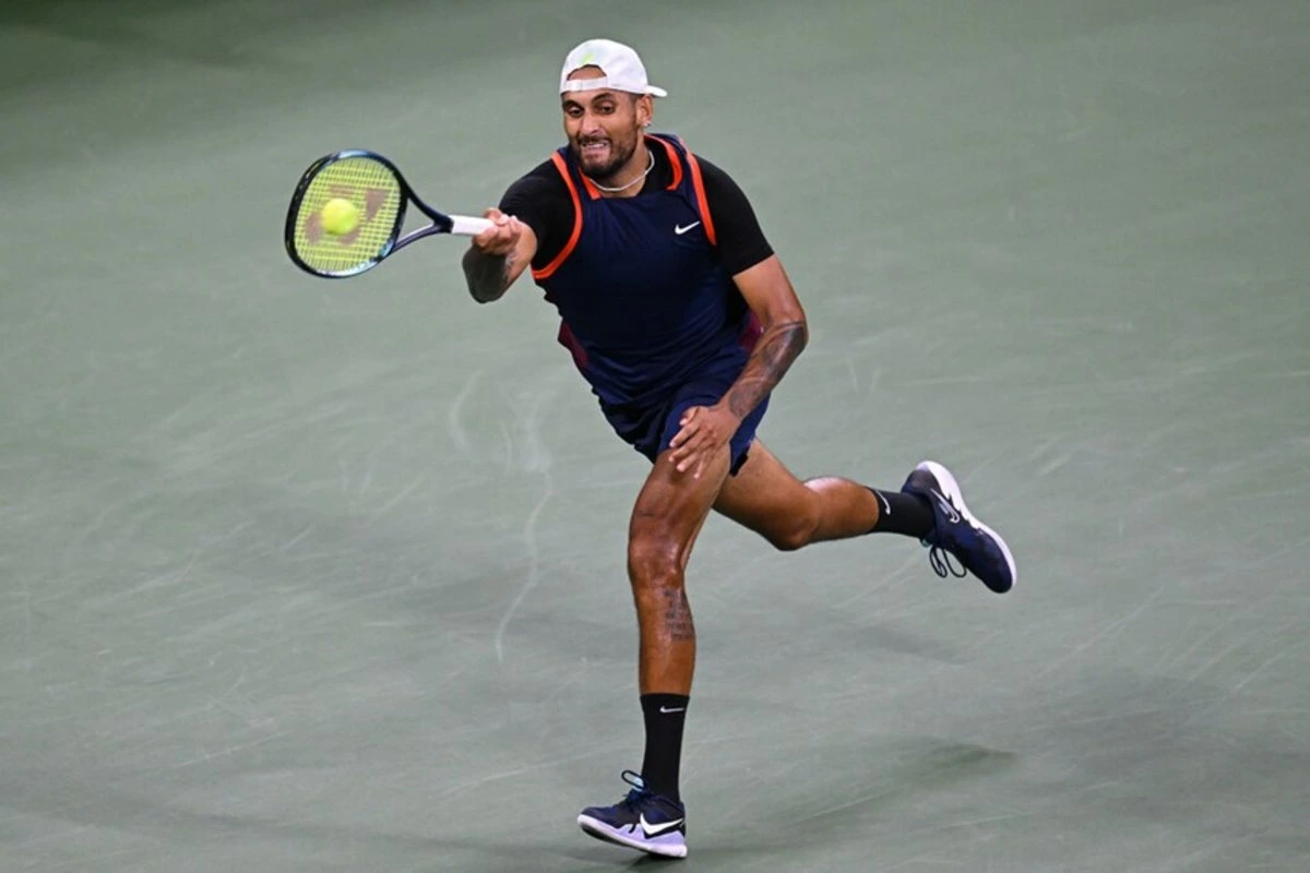 Kyrgios marcó diferencias y ganó con autoridad la Batalla de los Sexos