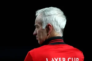 John McEnroe da su veredicto sobre Alcaraz tras el adiós de Ferrero