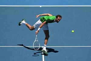 Medvedev no falla en su estreno y confirma su favoritismo en Brisbane