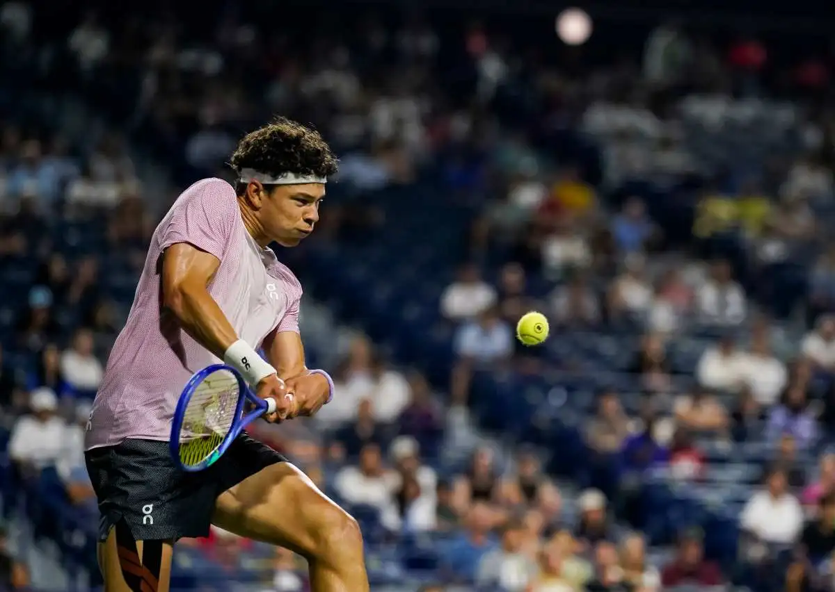 Exhibición de Ben Shelton para seguir adelante en el Australian Open