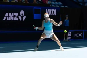 Solana Sierra reacciona a tiempo y debuta con victoria en Hobart