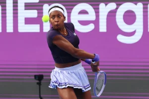 Coco Gauff supera un duro examen ante Mertens y avanza en Dubái