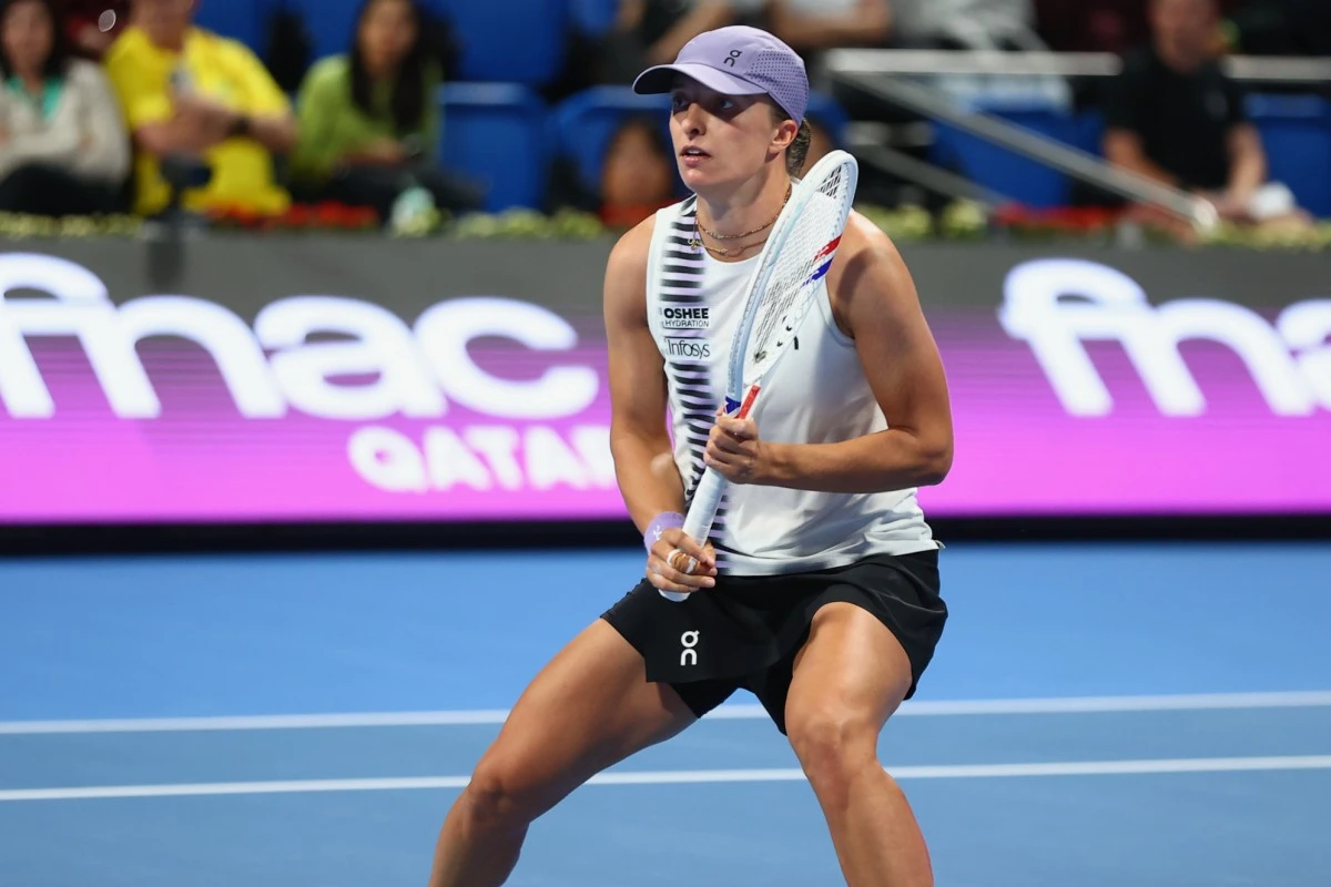 Sigue la favorita: Swiatek sobrevive a una tarde irregular en Doha