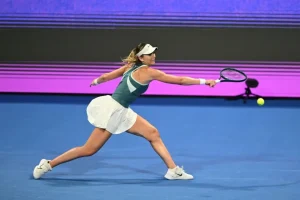 Paula Badosa respira en Dubái: Victoria de garra ante Siniakova para recuperar la sonrisa