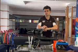 Carles Gené como encordador del ITF Badalona: “Este año en los ITF tengo una máquina que da un valor añadido a los torneos”