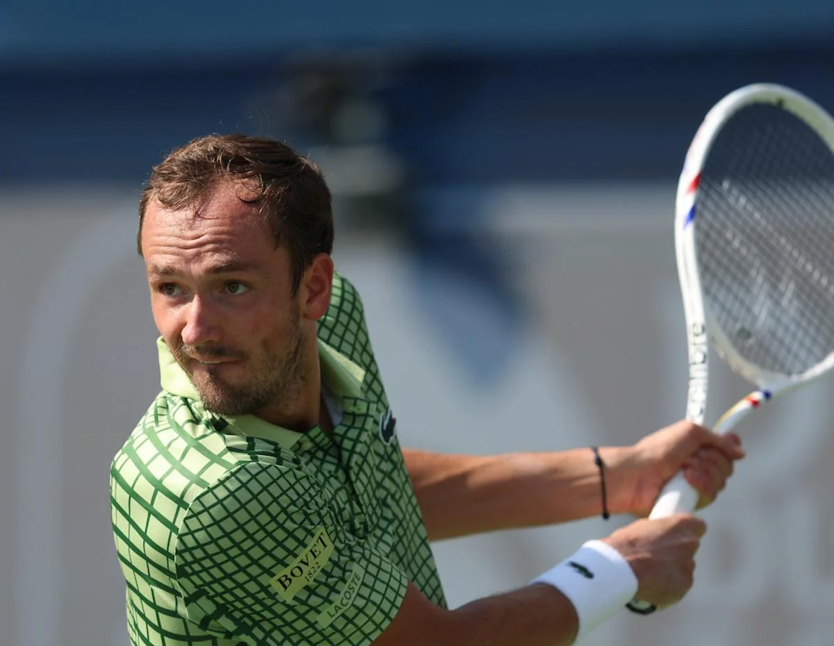 Implacable en el desierto: Medvedev desactiva al campeón defensor con una actuación magistral