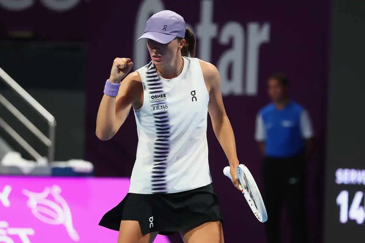 Swiatek pasa del dominio a la resistencia para avanzar en Indian Wells